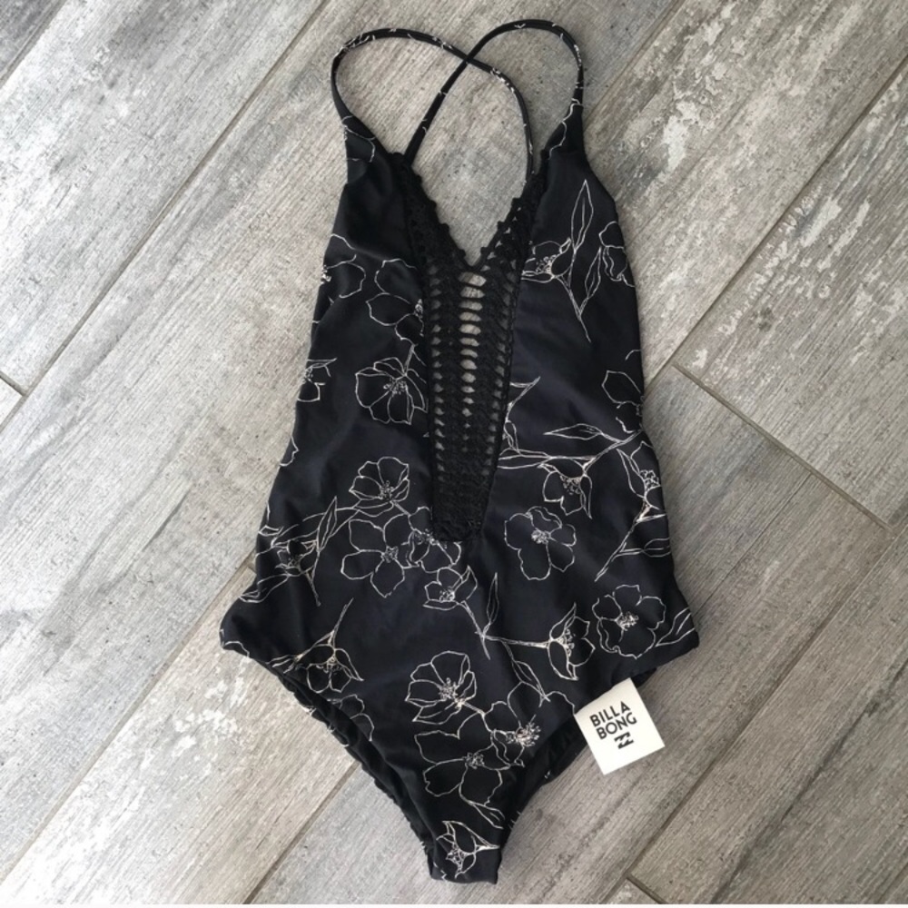 π₯π₯BILLABONG - HH CROCHETED ONE PIECEπ₯π₯ - Picture 2 of 5